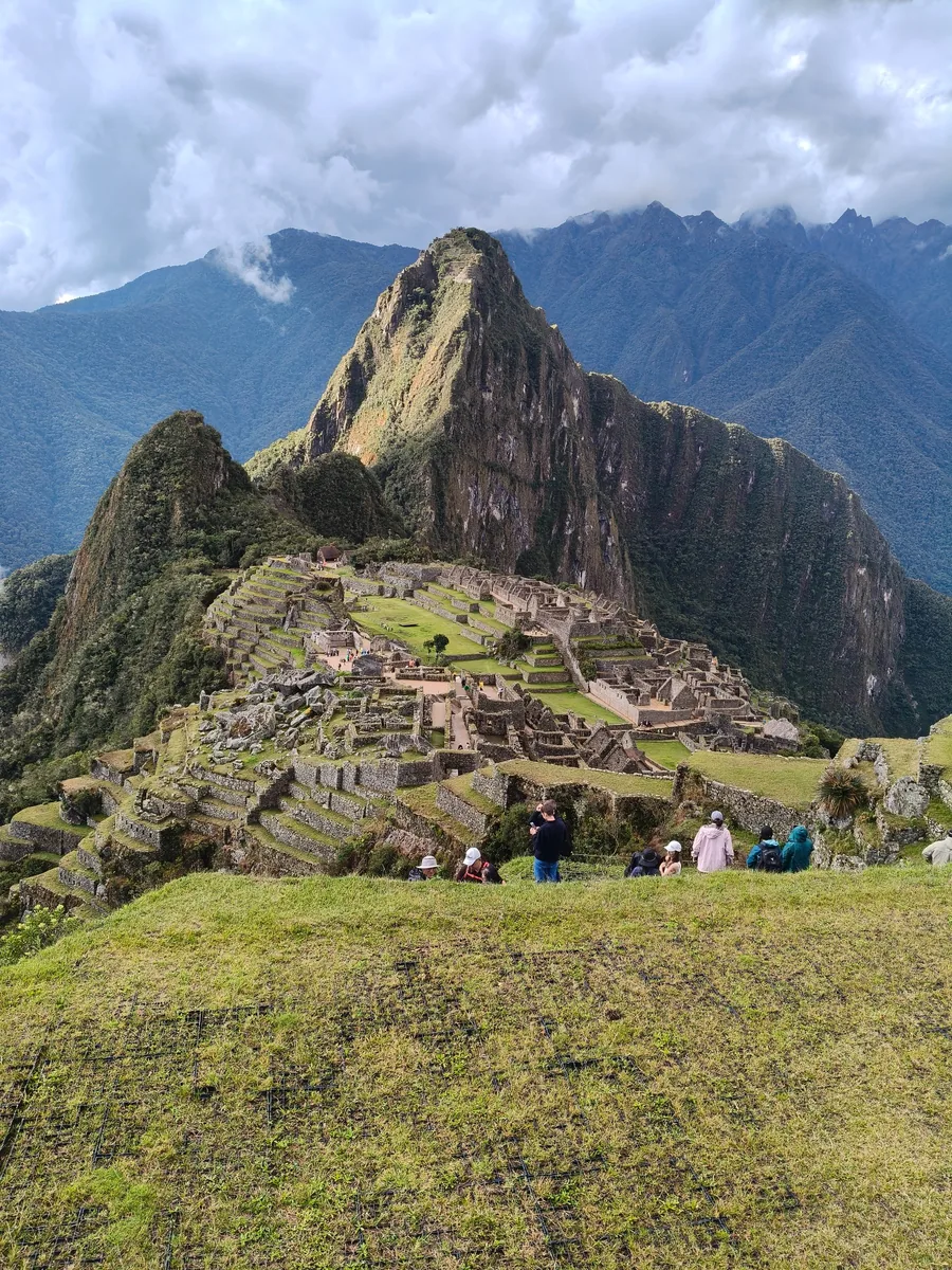 Cumbres y terrazas de piedra incas en Machu Picchu, Perú