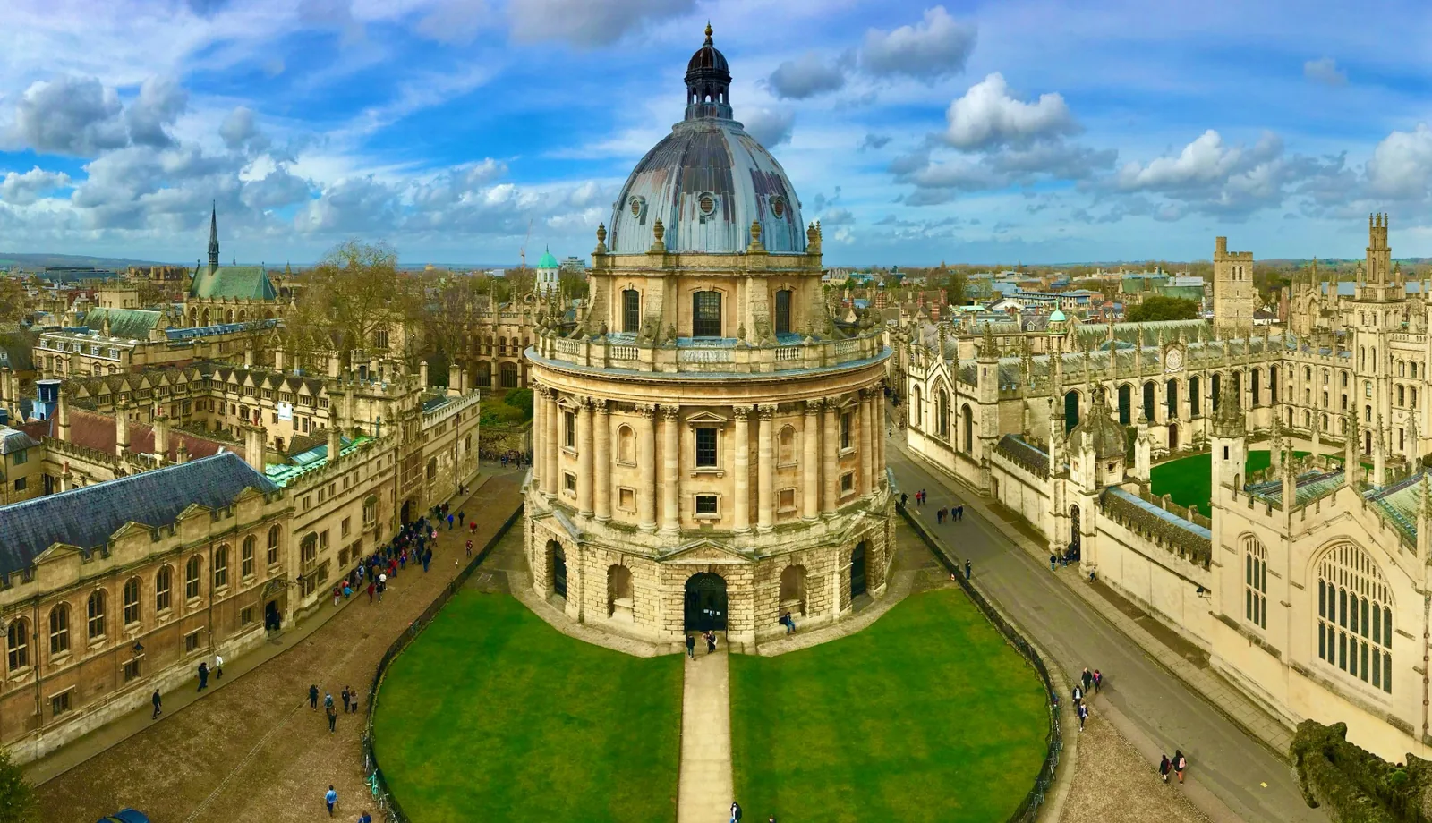 Edificios históricos universitarios y la Radcliffe Camera en Oxford, Reino Unido